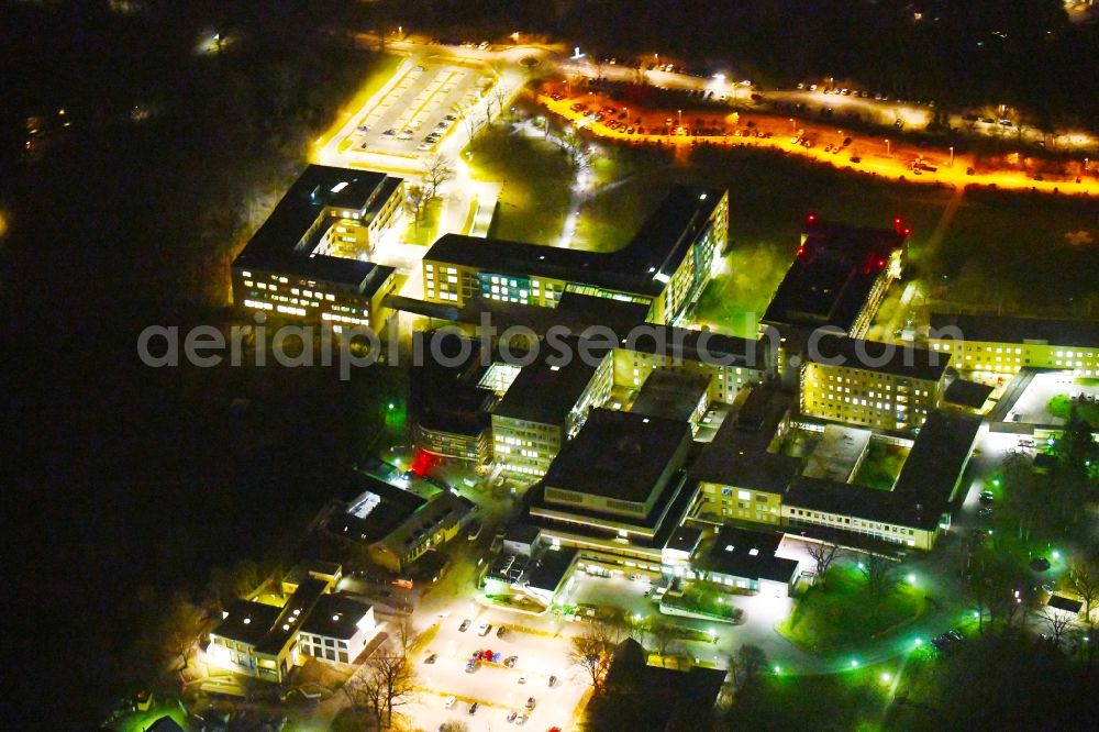 Aerial photograph at night Wolfsburg - Night lighting Hospital grounds of the Clinic Klinikum Wolfsburg Klinik fuer Kinder- and Jugendmedizin and Psychosomatik on Sauerbruchstrasse in Wolfsburg in the state Lower Saxony, Germany