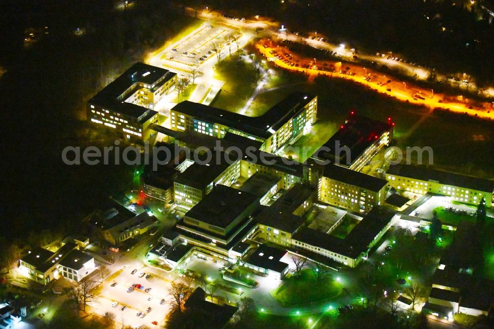 Aerial image at night Wolfsburg - Night lighting Hospital grounds of the Clinic Klinikum Wolfsburg Klinik fuer Kinder- and Jugendmedizin and Psychosomatik on Sauerbruchstrasse in Wolfsburg in the state Lower Saxony, Germany