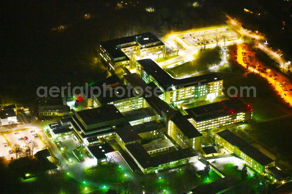 Wolfsburg at night from above - Night lighting Hospital grounds of the Clinic Klinikum Wolfsburg Klinik fuer Kinder- and Jugendmedizin and Psychosomatik on Sauerbruchstrasse in Wolfsburg in the state Lower Saxony, Germany