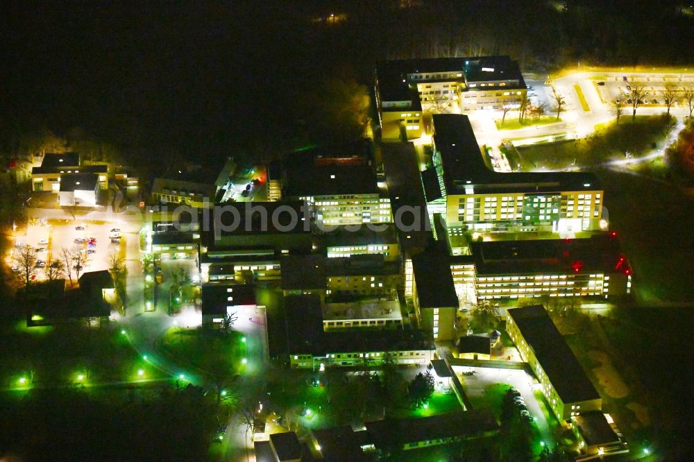 Wolfsburg at night from the bird perspective: Night lighting Hospital grounds of the Clinic Klinikum Wolfsburg Klinik fuer Kinder- and Jugendmedizin and Psychosomatik on Sauerbruchstrasse in Wolfsburg in the state Lower Saxony, Germany