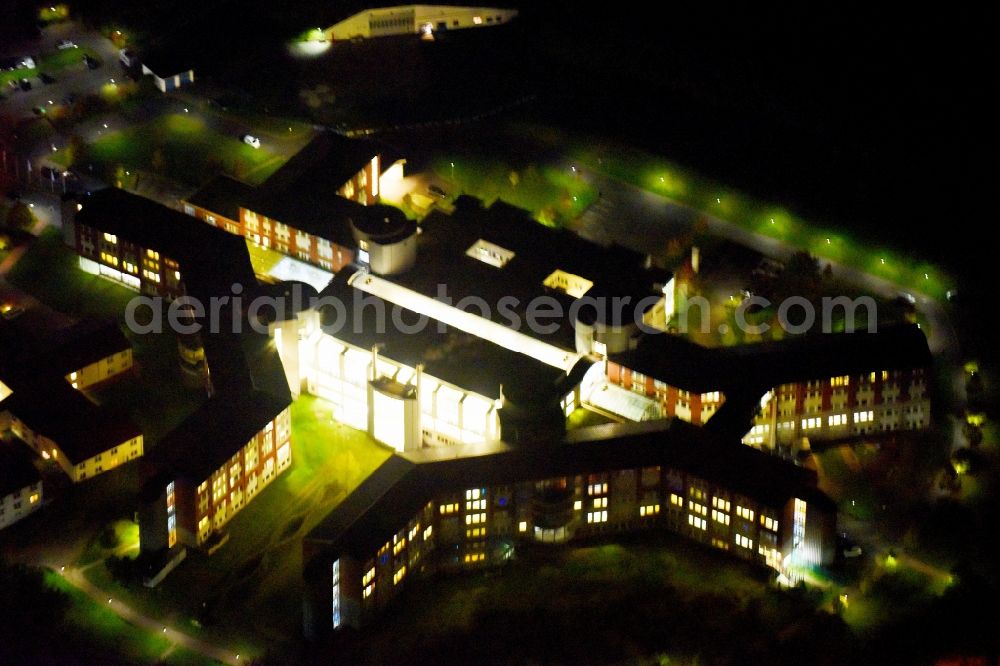 Güstrow at night from the bird perspective: Night lighting Clinic of the hospital grounds KMG Klinikum in Guestrow in the state Mecklenburg - Western Pomerania