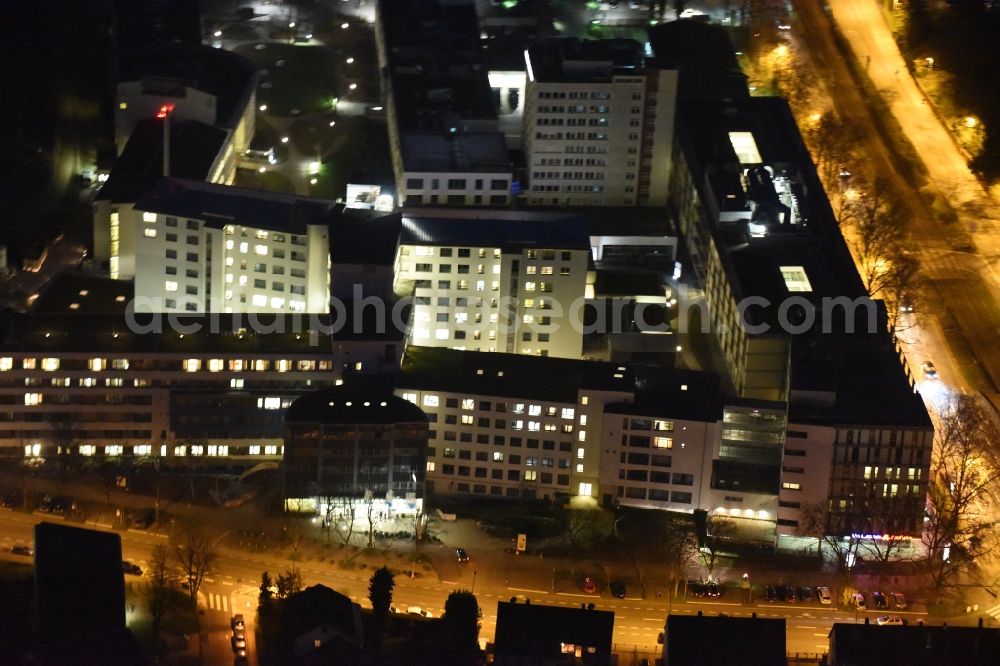 Aerial photograph at night Frankfurt am Main - Night view Clinic of the hospital grounds Markus Krankenhaus Medizinische Klinik II - Nephrologie, Hochdruck- und Gefaesskrankheiten an der Wilhelm-Epstein-Strasse in Frankfurt in the state Hesse