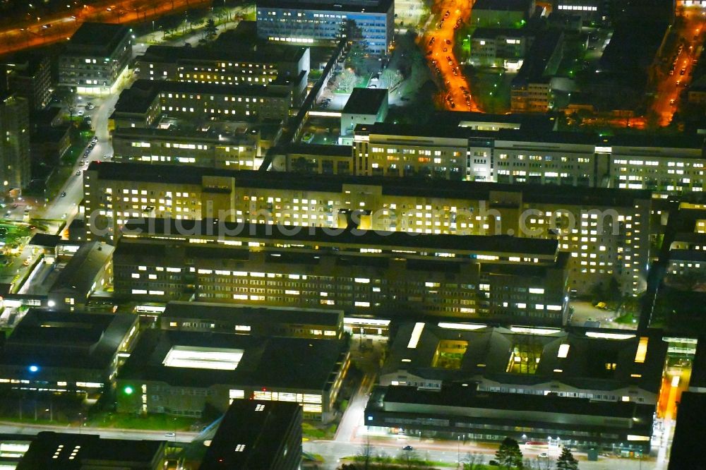 Aerial image at night Hannover - Night lighting Hospital grounds of the Clinic of Medizinische Hochschule Hannover (MHH) on Carl-Neuberg-Strasse in Hannover in the state Lower Saxony, Germany