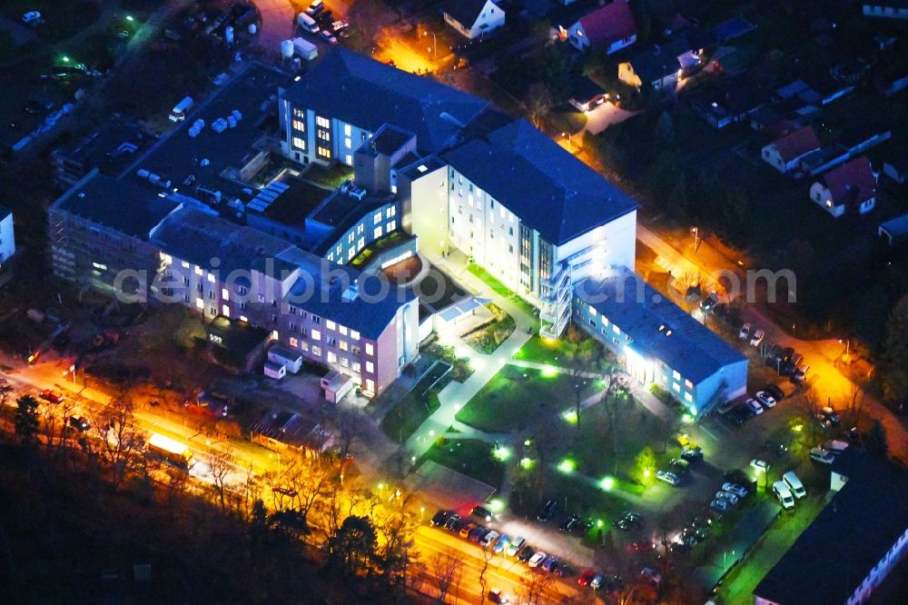 Aerial photograph at night Strausberg - Night lighting Hospital grounds of the Clinic Maerkisch-Oderland GmbH in Strausberg in the state Brandenburg, Germany