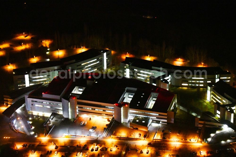 Aerial image at night Weimar - Night lighting Hospital grounds of the Clinic Sophien-und Hufeland Klinikum on Henry-van-de-Velde-Strasse in Weimar in the state Thuringia, Germany