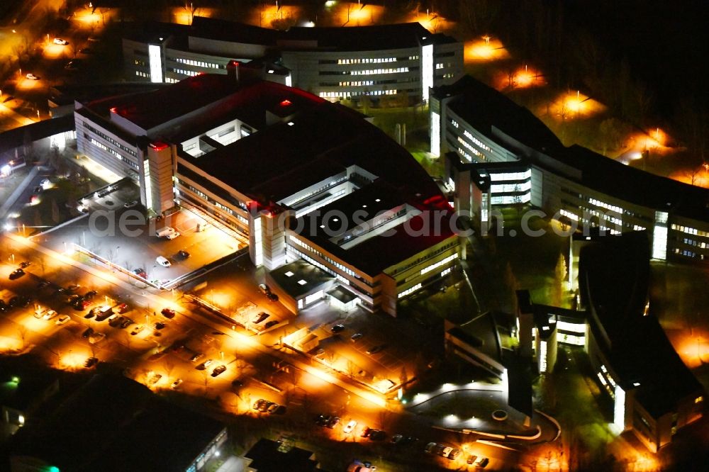 Weimar at night from the bird perspective: Night lighting Hospital grounds of the Clinic Sophien-und Hufeland Klinikum on Henry-van-de-Velde-Strasse in Weimar in the state Thuringia, Germany