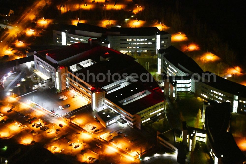 Aerial photograph at night Weimar - Night lighting Hospital grounds of the Clinic Sophien-und Hufeland Klinikum on Henry-van-de-Velde-Strasse in Weimar in the state Thuringia, Germany