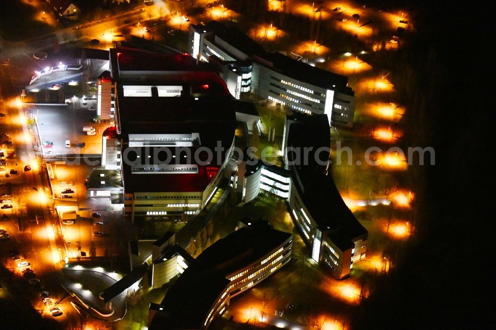 Aerial image at night Weimar - Night lighting Hospital grounds of the Clinic Sophien-und Hufeland Klinikum on Henry-van-de-Velde-Strasse in Weimar in the state Thuringia, Germany