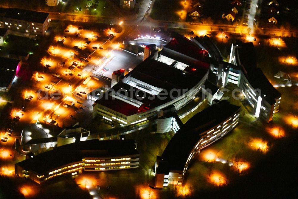 Weimar at night from the bird perspective: Night lighting Hospital grounds of the Clinic Sophien-und Hufeland Klinikum on Henry-van-de-Velde-Strasse in Weimar in the state Thuringia, Germany