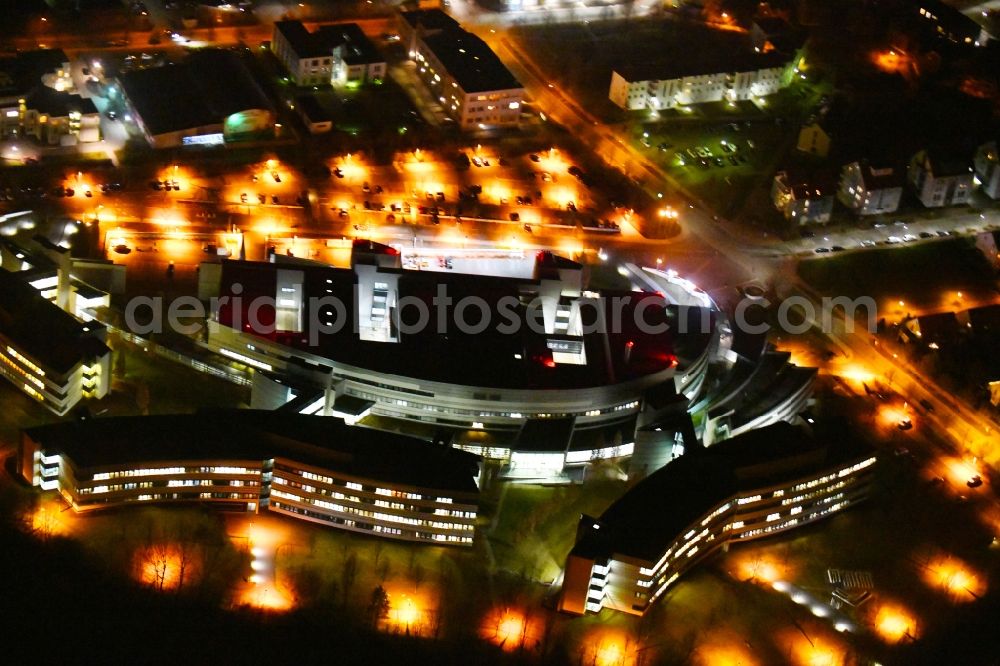 Aerial photograph at night Weimar - Night lighting Hospital grounds of the Clinic Sophien-und Hufeland Klinikum on Henry-van-de-Velde-Strasse in Weimar in the state Thuringia, Germany