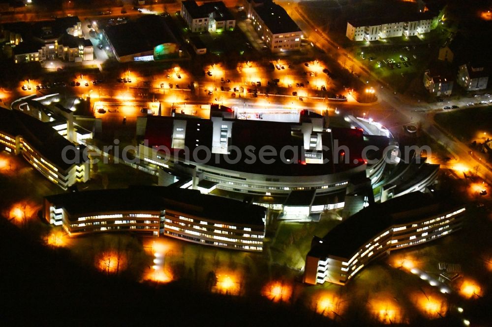 Aerial image at night Weimar - Night lighting Hospital grounds of the Clinic Sophien-und Hufeland Klinikum on Henry-van-de-Velde-Strasse in Weimar in the state Thuringia, Germany