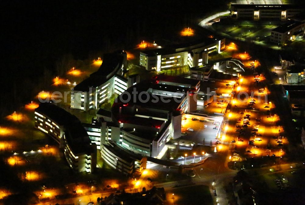 Weimar at night from the bird perspective: Night lighting Hospital grounds of the Clinic Sophien-und Hufeland Klinikum on Henry-van-de-Velde-Strasse in Weimar in the state Thuringia, Germany