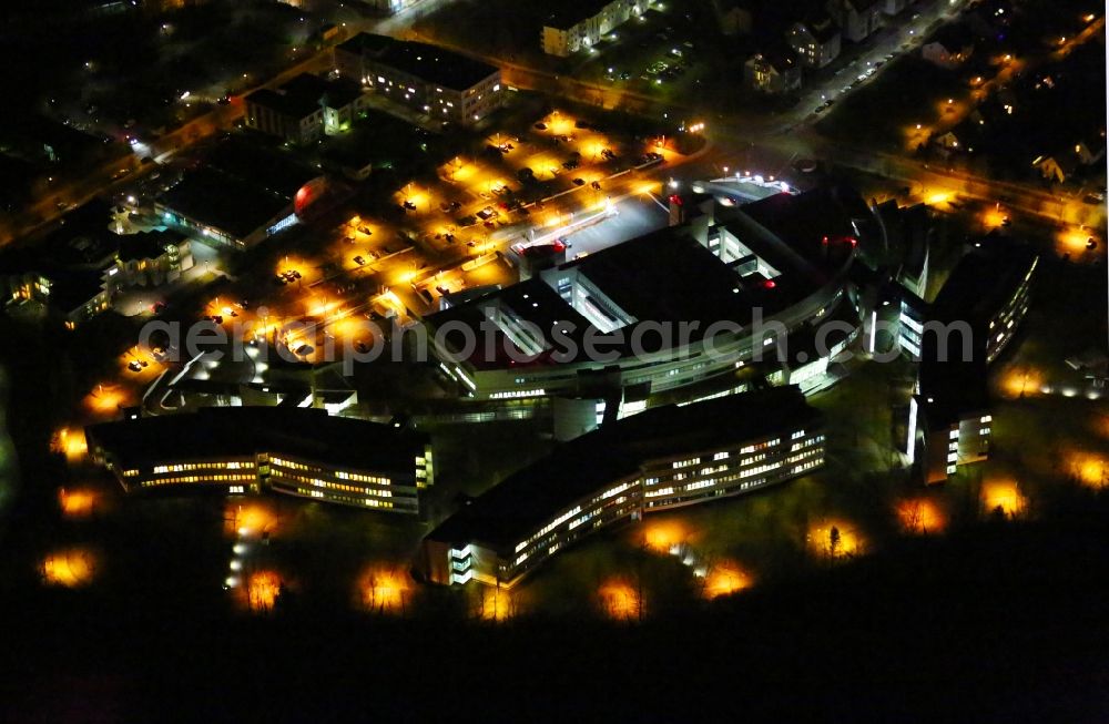 Weimar at night from the bird perspective: Night lighting Hospital grounds of the Clinic Sophien-und Hufeland Klinikum on Henry-van-de-Velde-Strasse in Weimar in the state Thuringia, Germany