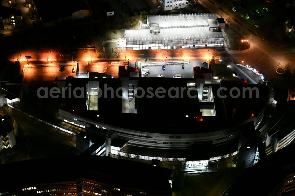 Aerial photograph at night Weimar - Night lighting Hospital grounds of the Clinic Sophien-und Hufeland Klinikum on Henry-van-de-Velde-Strasse in Weimar in the state Thuringia, Germany