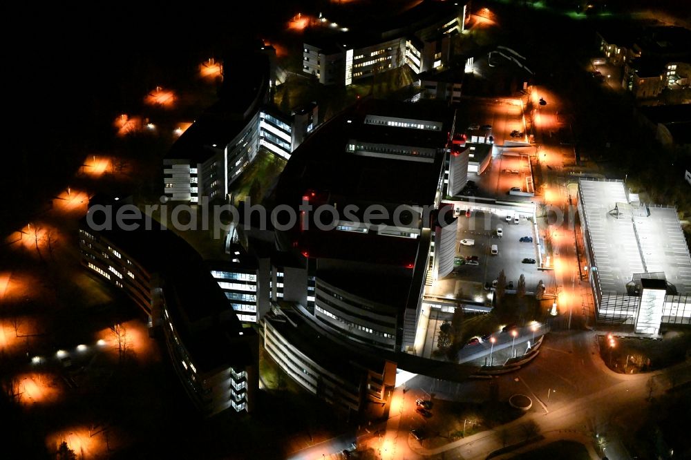 Weimar at night from the bird perspective: Night lighting Hospital grounds of the Clinic Sophien-und Hufeland Klinikum on Henry-van-de-Velde-Strasse in Weimar in the state Thuringia, Germany