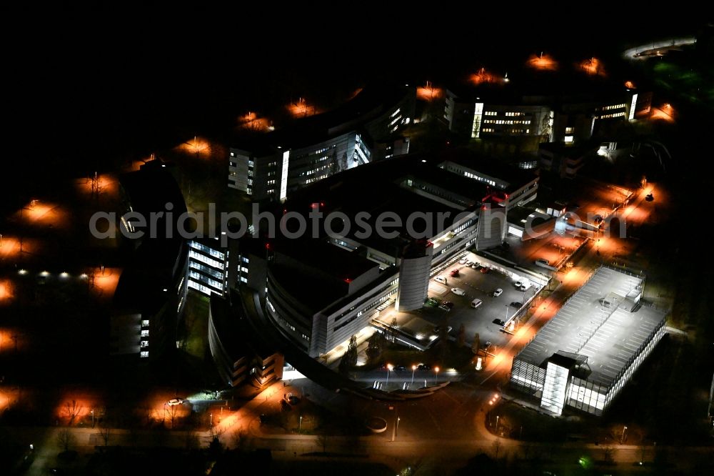 Aerial image at night Weimar - Night lighting Hospital grounds of the Clinic Sophien-und Hufeland Klinikum on Henry-van-de-Velde-Strasse in Weimar in the state Thuringia, Germany