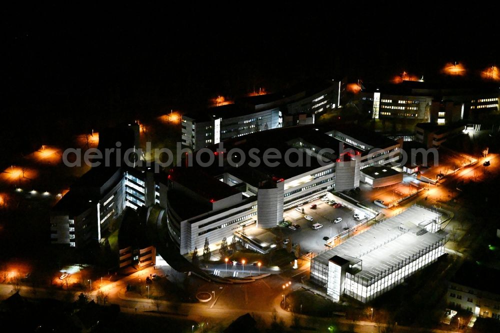 Aerial photograph at night Weimar - Night lighting Hospital grounds of the Clinic Sophien-und Hufeland Klinikum on Henry-van-de-Velde-Strasse in Weimar in the state Thuringia, Germany