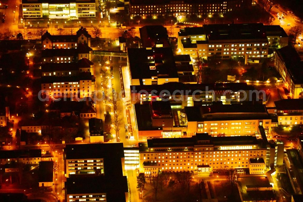 Dresden at night from the bird perspective: Night lighting night lighting hospital grounds of the Clinic Universitaetsklinikum Carl Gustav Carus in the district Johannstadt in Dresden in the state Saxony, Germany