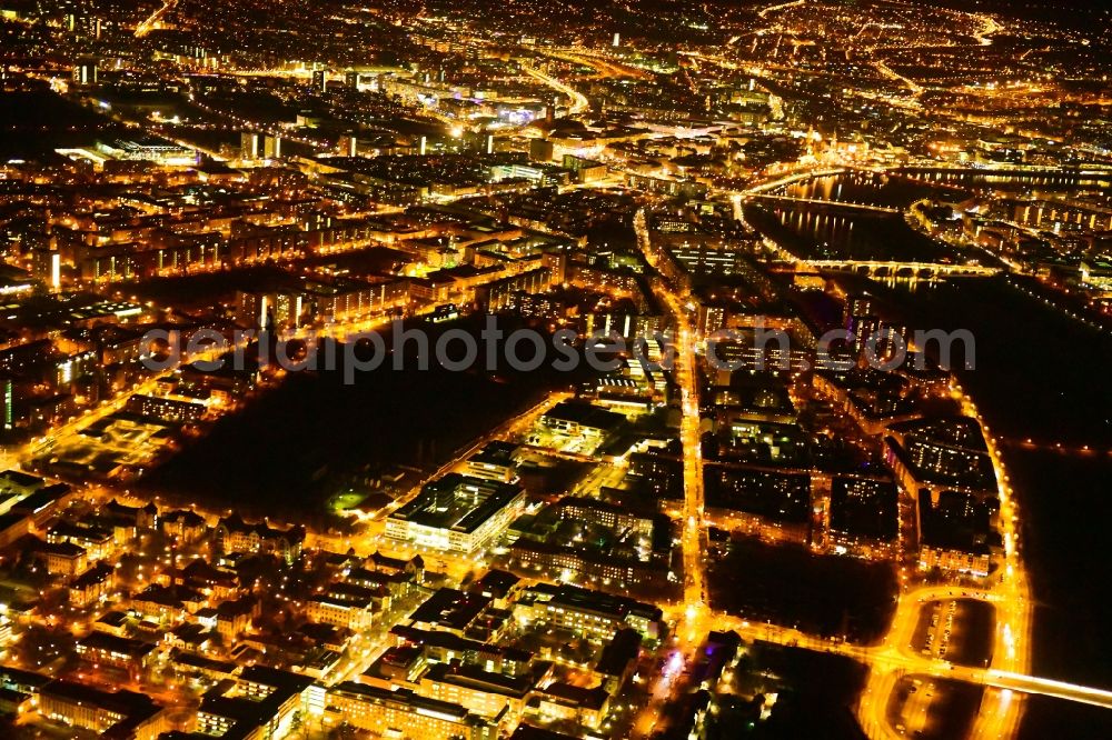 Dresden at night from the bird perspective: Night lighting night lighting hospital grounds of the Clinic Universitaetsklinikum Carl Gustav Carus in the district Johannstadt in Dresden in the state Saxony, Germany