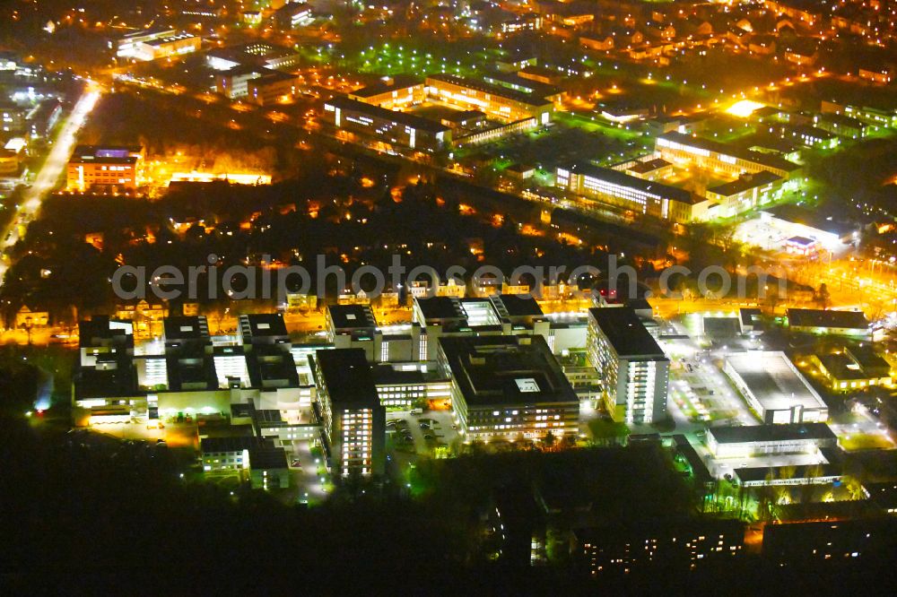 Halle (Saale) at night from the bird perspective: Night lighting hospital grounds and university clinic in Halle (Saale) in the state Saxony-Anhalt, Germany