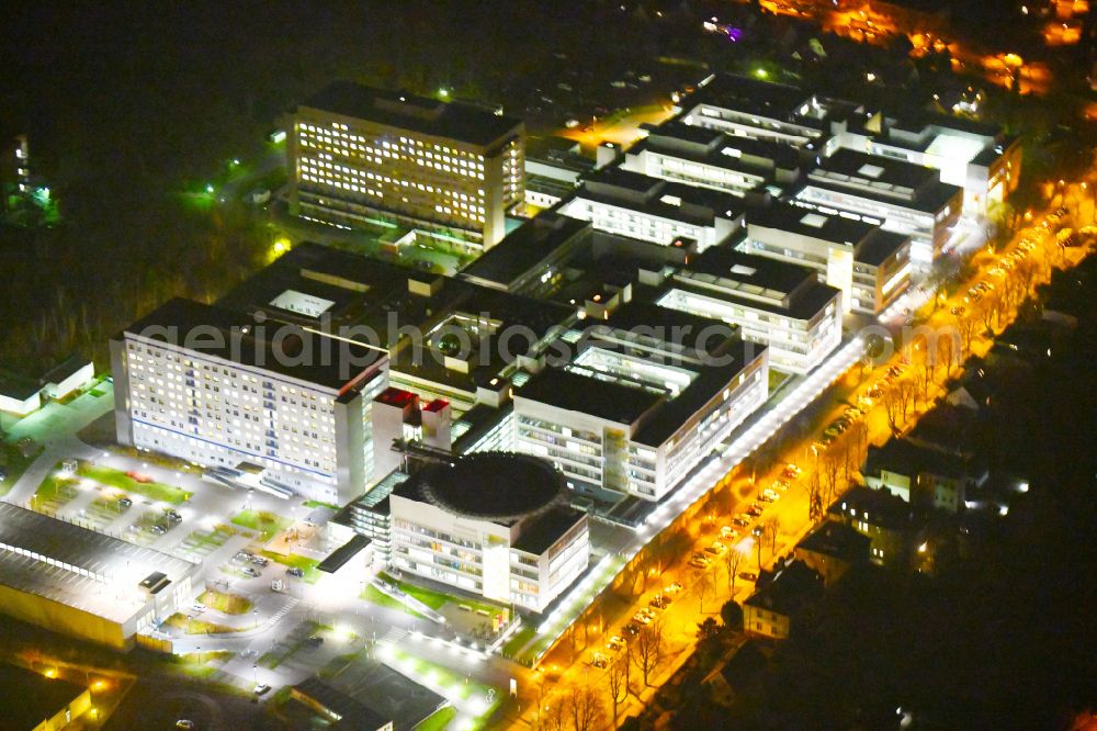 Halle (Saale) at night from the bird perspective: Night lighting hospital grounds and university clinic in Halle (Saale) in the state Saxony-Anhalt, Germany