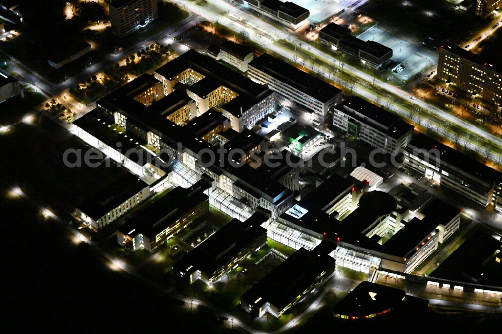 Jena at night from the bird perspective: Night lighting hospital grounds of the Clinic Universitaetsklinikum on street Erlanger Allee in the district Goeschwitz in Jena in the state Thuringia, Germany