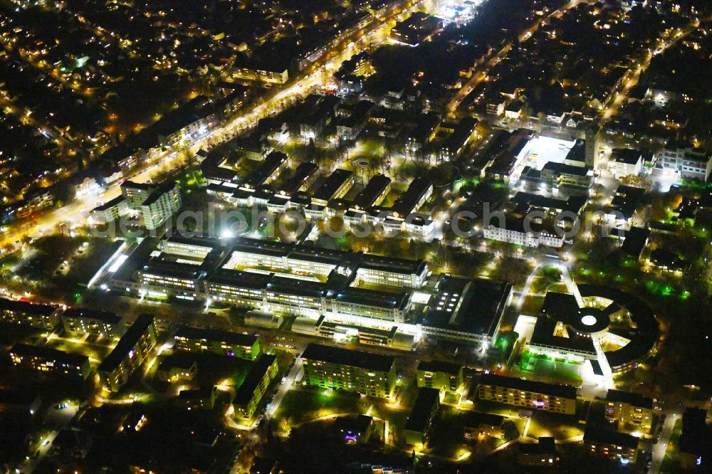 Berlin at night from the bird perspective: Night lighting Hospital grounds of the Clinic Vivantes Klinikum Neukoelln on Rudower Strasse in the district Neukoelln in Berlin, Germany