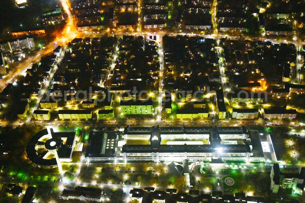 Aerial photograph at night Berlin - Night lighting Hospital grounds of the Clinic Vivantes Klinikum Neukoelln on Rudower Strasse in the district Neukoelln in Berlin, Germany