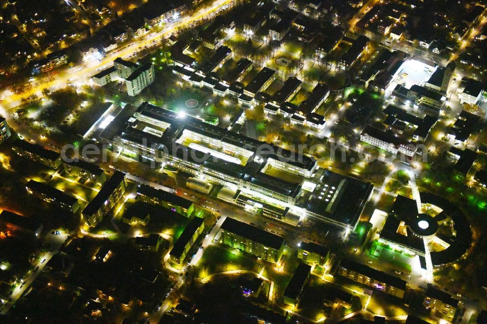 Berlin at night from the bird perspective: Night lighting Hospital grounds of the Clinic Vivantes Klinikum Neukoelln on Rudower Strasse in the district Neukoelln in Berlin, Germany