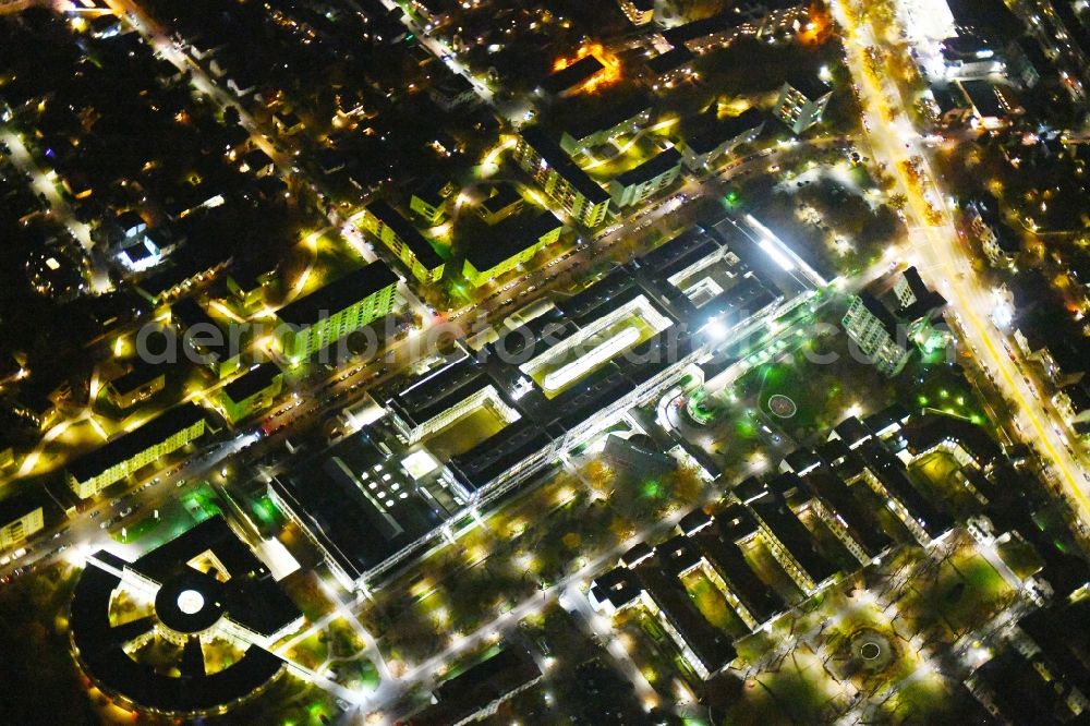 Aerial photograph at night Berlin - Night lighting Hospital grounds of the Clinic Vivantes Klinikum Neukoelln on Rudower Strasse in the district Neukoelln in Berlin, Germany