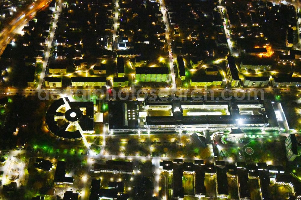 Aerial image at night Berlin - Night lighting Hospital grounds of the Clinic Vivantes Klinikum Neukoelln on Rudower Strasse in the district Neukoelln in Berlin, Germany