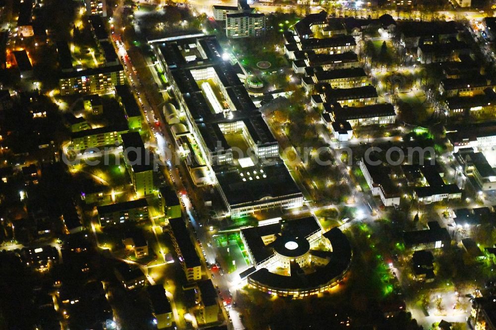 Berlin at night from the bird perspective: Night lighting Hospital grounds of the Clinic Vivantes Klinikum Neukoelln on Rudower Strasse in the district Neukoelln in Berlin, Germany