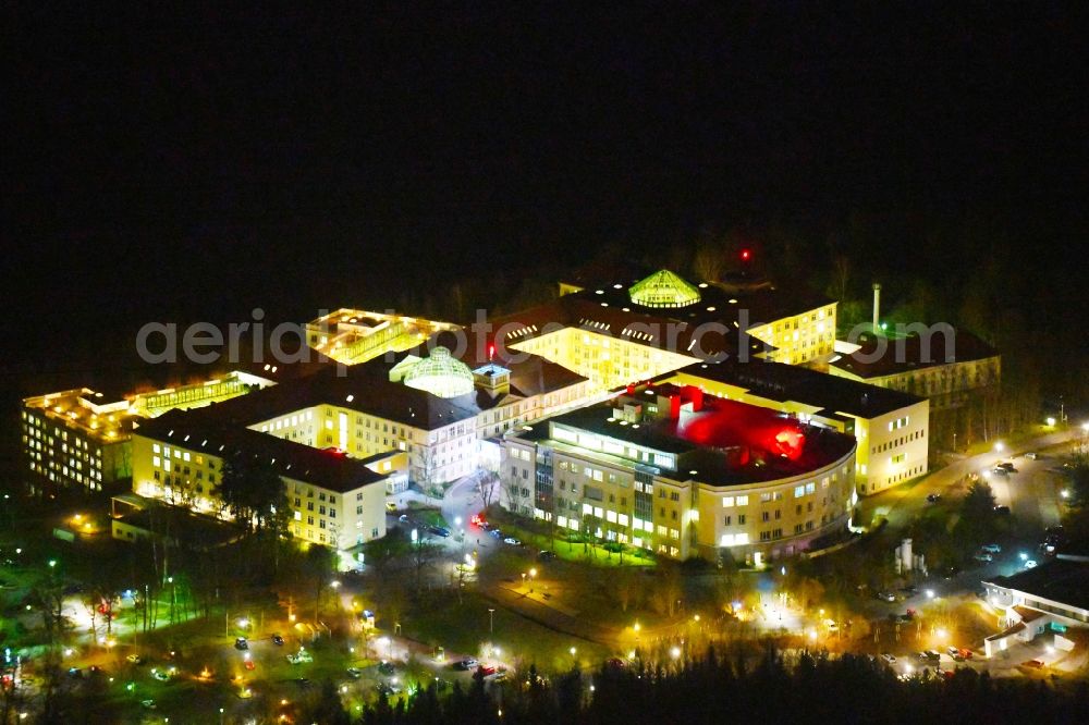 Bad Berka at night from the bird perspective: Night lighting Hospital grounds of the Clinic Zentralklinik Bad Berka on Robert-Koch-Allee in Bad Berka in the state Thuringia, Germany