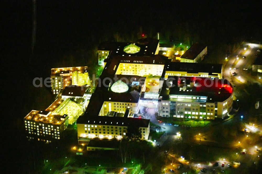 Bad Berka at night from the bird perspective: Night lighting Hospital grounds of the Clinic Zentralklinik Bad Berka on Robert-Koch-Allee in Bad Berka in the state Thuringia, Germany