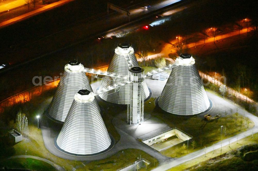 Aerial photograph at night München - Night lighting sewage treatment basins and purification stages of Klaeranlage Muenchen Gut Grosslappen on Freisinger Landstrasse in Munich in the state Bavaria, Germany