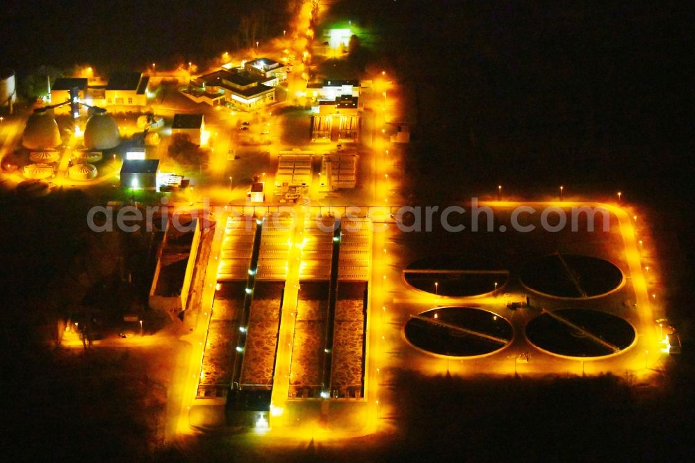 Aerial photograph at night Halle (Saale) - Night lighting Sewage works Basin and purification steps for waste water treatment Klaeranlage Halle-Nord in Halle (Saale) in the state Saxony-Anhalt, Germany