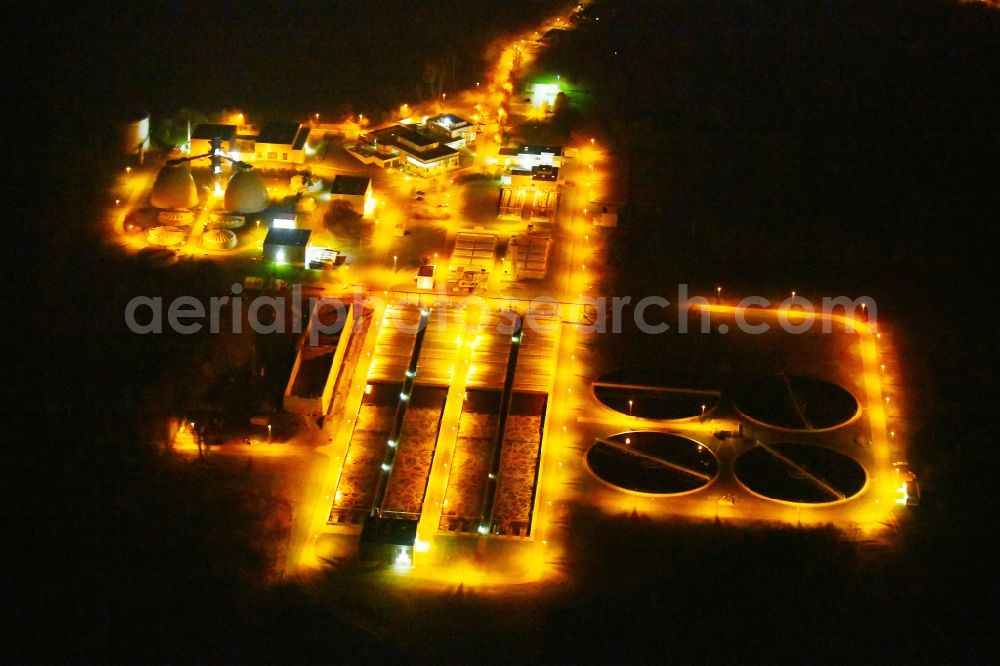 Aerial image at night Halle (Saale) - Night lighting Sewage works Basin and purification steps for waste water treatment Klaeranlage Halle-Nord in Halle (Saale) in the state Saxony-Anhalt, Germany