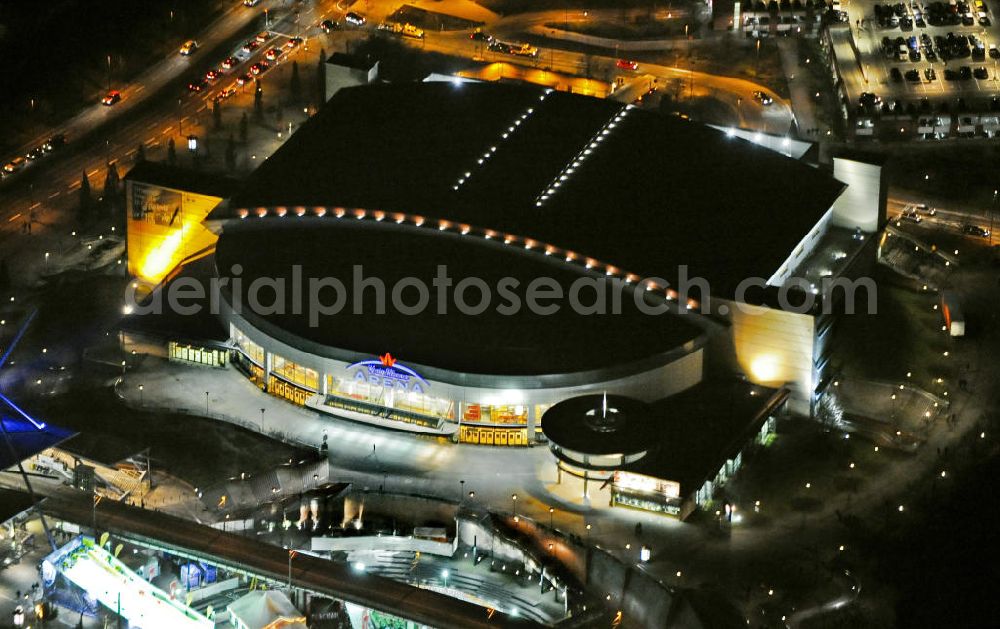 Aerial photograph at night Oberhausen - Nachtaufnahme: Multifunktionshalle / Mehrzweckhalle König-Pilsener Arena in der Neuen Mitte Oberhausen, nahe dem Einkaufszentrum CentrO in Nordrhein-Westfalen. Night shot: Multi-purpose hall Koenig Pilsener Arena in the new cntre Oberhausen, near by the shopping enter CentrO in North Rhine-Westphalia.