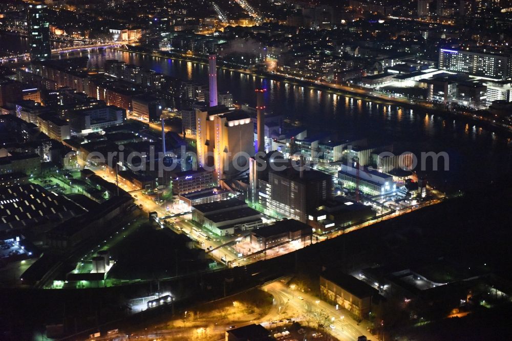 Frankfurt am Main at night from the bird perspective: Night view Power plants and exhaust towers of thermal power station Gutleutstrasse - Rotfederring in Frankfurt in the state Hesse