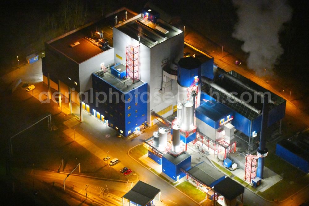 Rüdersdorf at night from the bird perspective: Night lighting Power plants and exhaust towers of Waste incineration plant station IKW Ruedersdorf on Siedlerweg in Ruedersdorf in the state Brandenburg, Germany