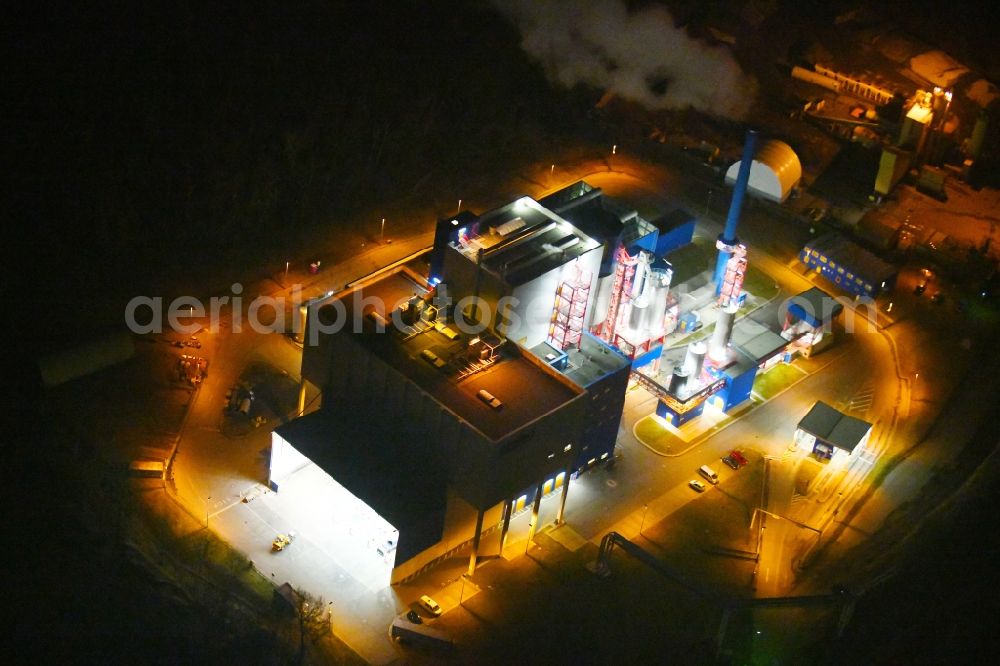 Rüdersdorf at night from the bird perspective: Night lighting Power plants and exhaust towers of Waste incineration plant station IKW Ruedersdorf on Siedlerweg in Ruedersdorf in the state Brandenburg, Germany