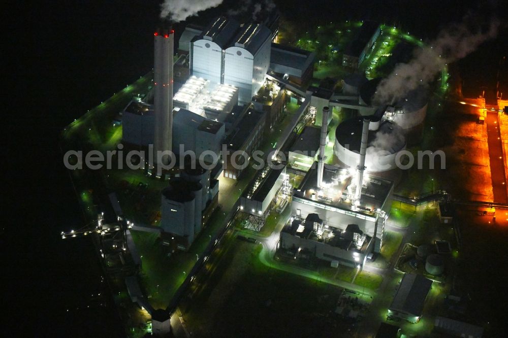 Hamburg at night from the bird perspective: Night lighting power plants and exhaust towers of thermal power station Vattenfall Kraftwerk Tiefstack in Hamburg, Germany