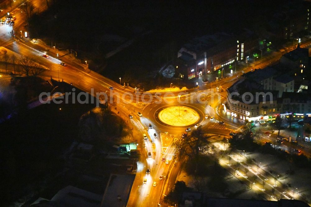 Aerial image at night Lübeck - Night lighting traffic management of the roundabout road Lindenteller on Lindenplatz in the district Sankt Lorenz in Luebeck in the state Schleswig-Holstein, Germany