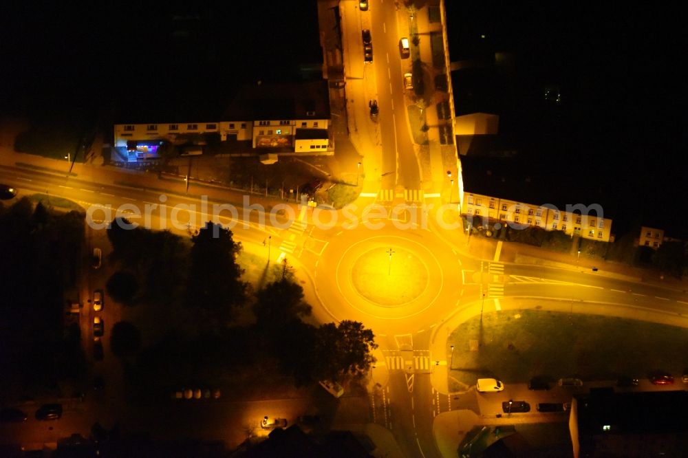 Aerial photograph at night Güstrow - Night lighting Traffic management of the roundabout road Ulrichplatz - Ulrichstrasse - Heideweg in Guestrow in the state Mecklenburg - Western Pomerania, Germany