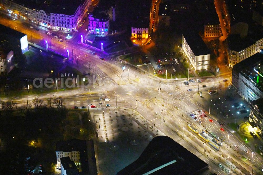 Leipzig at night from the bird perspective: Night lighting Road over the crossroads Goerdelerring - Troendlinring - Elstermuehlgraben in the district Mitte in Leipzig in the state Saxony, Germany