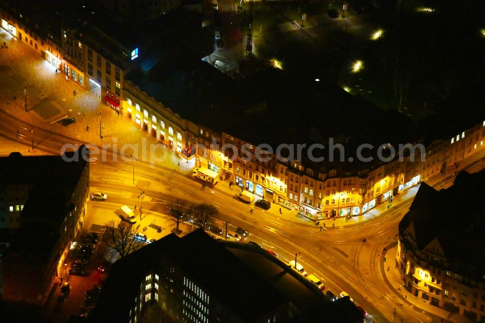 Halle (Saale) at night from the bird perspective: Night lighting Road over the crossroads Am Steintor in Halle (Saale) in the state Saxony-Anhalt, Germany