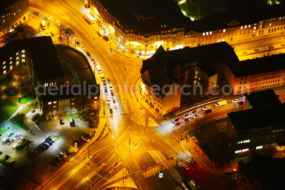 Aerial image at night Halle (Saale) - Night lighting Road over the crossroads Am Steintor in Halle (Saale) in the state Saxony-Anhalt, Germany