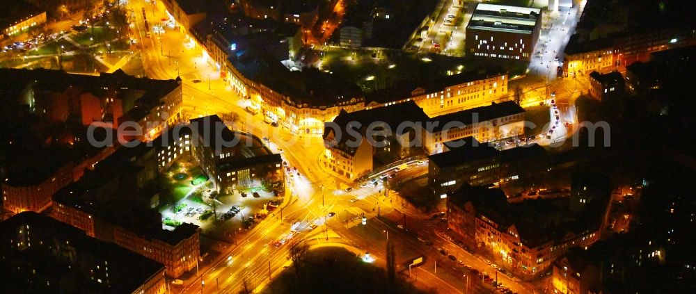 Halle (Saale) at night from the bird perspective: Night lighting Road over the crossroads Am Steintor in Halle (Saale) in the state Saxony-Anhalt, Germany