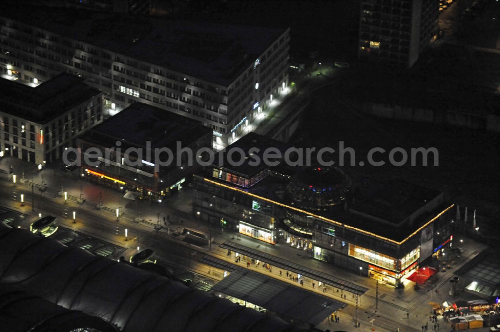 Dresden at night from above - Nachtaufnahme des Einkaufszentrum Kugelhaus am Wiener Platz. Das Kugelhaus am Wiener Platz befindet sich direkt am Hauptbahnhof, am Anfang der Prager Straße. Night shot the shopping center Kugelhaus am Wiener Platz.