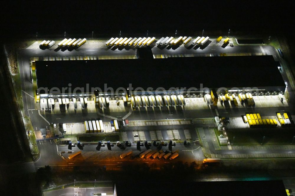 Hamburg at night from the bird perspective: Night lighting warehouses and forwarding building DACHSER SE Zweigniederlassung Honburg Food Logistics on Rungedonm in Hamburg, Germany